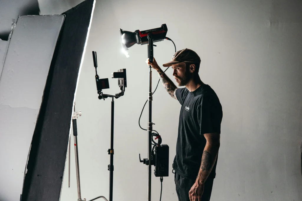 Fotógrafo profesional de Enfocarte ajustando equipo de iluminación.