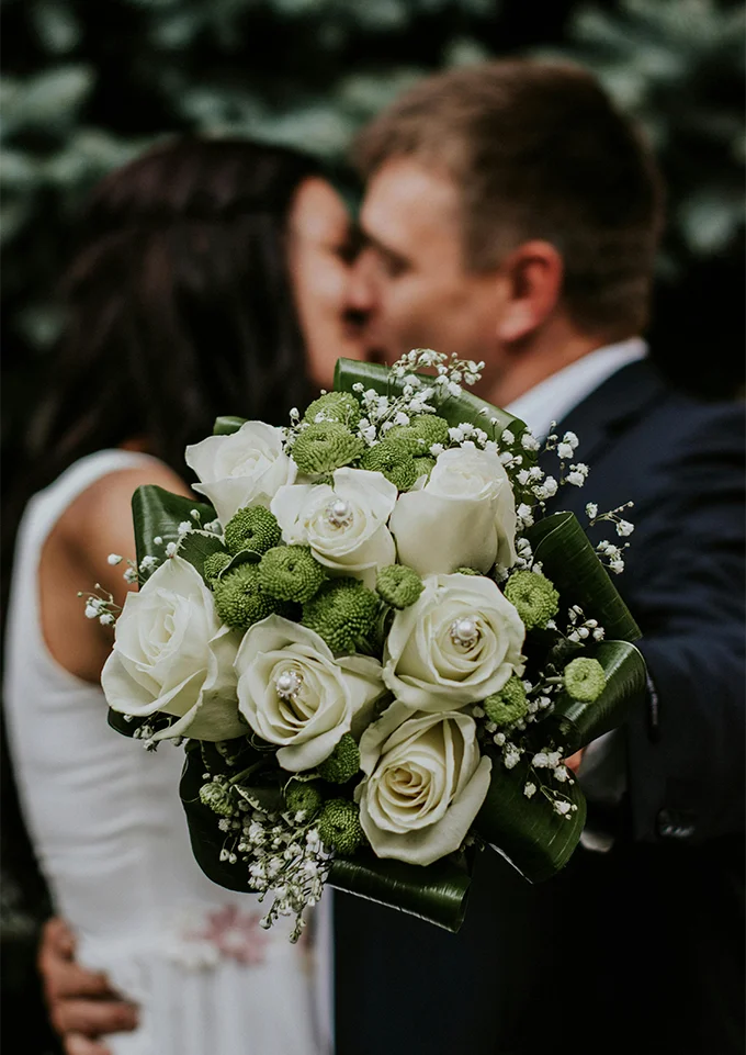 Fotografía profesional de boda - Pareja con ramo de flores - Enfocarte.